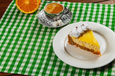 Bir dilim kremalı portakallı cheesecake ve yanında taze narenciye aromalı espresso. Öğleden sonra yemeği için mükemmel..