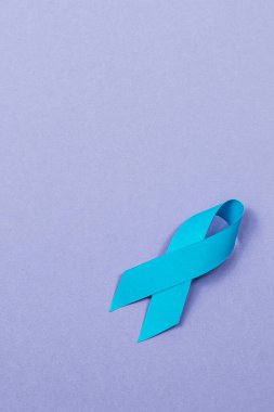 Bu deniz mavisi kurdelesi kanser teşhisi, önleme ve tedaviye yönelik farkındalığı ve desteği simgeler ve erken teşhis ve tedavinin önemini vurgular..