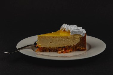 Krem şanti ile süslenmiş beyaz bir tabakta kremalı bir tatlı dilimi bekliyor. Altındaki kıtır kıtır ekmek ile altın tepecikleri çok güzel ve cazip bir ikram sunuyor..