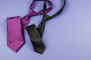 Mor ve siyah renkte çeşitli bağlar canlı bir arkaplanda düzenlenir. Babalar Günü hediyesi ya da doğum günü kutlaması için mükemmeldir. Erkekler için düşünceli seçimler üzerine odaklanırlar..