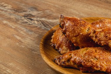 Lezzetli balkabaklı börekler ahşap bir tabakta, altın-kahverengi bir kabuk sergileniyor. Ortam sıcak ve davetkar, sonbahar toplantıları için ideal..