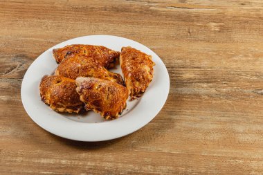 Sıcak balkabaklı börekler beyaz bir tabakta sade ahşap bir masada duruyor. Bu ikramlar, sonbahar kutlamaları ve arkadaşlarla buluşmalar için mükemmel bir lezzet sunuyor..