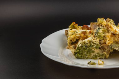 Ağız sulandıran bir güveçte lezzetli bir tat için sarımsakla süslenmiş yumurta, brokoli, tavuk filetosu ve ekşi krema katmanları yer alır. Aile yemekleri ve toplantılar için mükemmel..