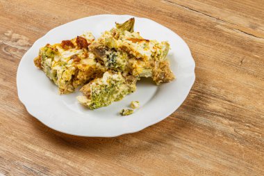 Brokoli, tavuk filetosu ve mükemmel pişirilmiş yumurtalardan oluşan lezzetli bir güveç. Ekşi krema ve sarımsak ile kaplanmış olarak, her durum için rahatlatıcı bir yemek sunar..