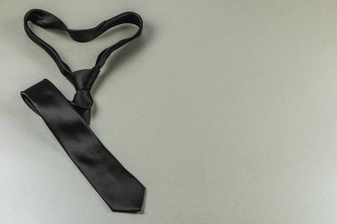 Siyah kravat, kalp şeklinde sanatsal olarak düzenlenir. Babalara duyulan sevgiyi ve takdiri simgeler. Bu hediye, babalar günü ya da doğum günleri için düşünceli kutlamaları simgeliyor.