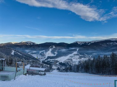 Poliyanytsia Ukrayna 18.01.25 karla kaplı dağlar ve açık mavi bir gökyüzü kış manzarasına hakim kayak yamaçlarına ve çam ormanlarına hakim..