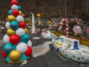 Yaremche Ukrayna 21.01.25 Canlı bir tatil gösterisinde büyük bir Noel ağacı ve kış mevsiminde eğlenceli bir tema yer alır.,