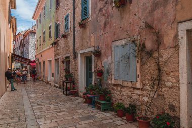 03.07.24 Porec Hırvat Halkı eski kentte dar bir cadde boyunca yürüyor.