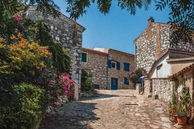 Vrsar Hırvatistan 08.07.24 Vrsar Hırvatistan 'ın eski Vrsar kentindeki Adriyatik kıyısında küçük bir sokak