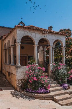 Vrsar Hırvatistan 08.07.24 Orsera, Vrsar, Hırvatistan 'daki St. Anthony Kilisesi. Yüksek kalite fotoğraf