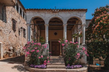 Vrsar Hırvatistan 08.07.24 Orsera, Vrsar, Hırvatistan 'daki St. Anthony Kilisesi. Yüksek kalite fotoğraf