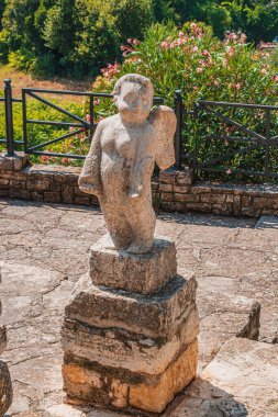 Vrsar Hırvatistan 08.07.24 Vrsar Hırvatistan Yüksek kaliteli fotoğraf izleme noktasında küçük bir melek çocuğunun heykeli