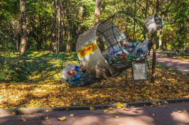 Lviv, Ukrayna 22 Ekim 2024 Geri dönüştürülmüş plastik şişelerden yapılmış büyük bir heykel bir parktaki yaprakların arasında duruyor.