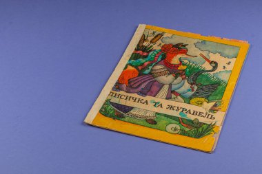 25.03.25 Lviv Ukrayna. Pysychka ta Zhuravel adlı klasik bir Ukrayna kitabı canlı çizimler sergiliyor. Kitabın kapağında geleneksel kıyafetli tuhaf bir karakter var..