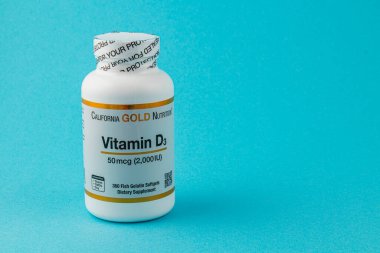 24.03.25 Lviv Ukrayna A berrak bir şişe D3 Softgels vitamini içerir. Etikette 50 mcg vitamin içerdiği yazıyor. Sağlık ve sağlığı destekliyor..