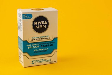 25.03.25 Lviv Ukrayna Bir Gryffindor kravatı ve bir Hogwarts Platformu bileti birlikte gösteriliyor, Sevilen seriden unsurlar sergileniyor, bir sihir ve macera hissi uyandırıyor.