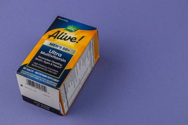 24.03.25 Lviv Ukrayna Bu multivitamin kutusu 50 yaşın üzerindeki erkeklerin sağlığını arttırır, gerekli vitamin ve mineralleri içerir. Paketleme net beslenme bilgisi ve talimatları gösterir.