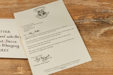 25.03.25 Lviv Ukrayna Hogwarts Okulu 'ndan yeni bir öğrenciye yazılmış özel bir mektupta klasik bir tasarım ve kabul ayrıntıları yer alıyor. Sihir ve maceranın büyüleyici dünyasını vurgular..