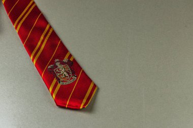 25.03.25 Lviv Ukrayna Bu detaylı Gryffindor kravatı, Harry Potter koleksiyonunun bir parçası, canlı renkler ve simgesel tasarım vurguluyor, Hogwarts 'ın büyülü dünyasının hayranları için mükemmel.