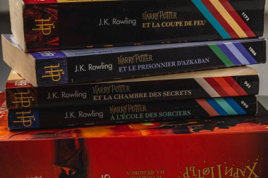 25.03.25 Lviv Ukrayna, Fransızca ve Bulgarca Harry Potter kitapları koleksiyonu, Ateş Kadehi ve Sırlar Odası gibi başlıklar sergileniyor. Aksesuarlar ve aksesuarlar ekrana cazibe katar.