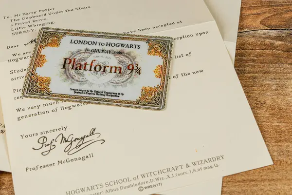 25.03.25 Lviv Ukrayna. Harry Potter 'a yazılmış bir Hogwarts mektubu içeren sihirli bir set. Platform 9 3 / 4 bileti ile ahşap bir yüzeye yerleştirilmiş..