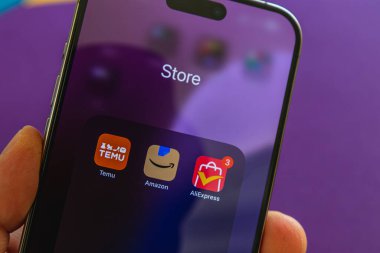 03.26.25 Lviv Ukrayna Bir mağaza klasöründe çeşitli online alışveriş uygulamalarını gösteren bir akıllı telefonun yakın görüntüsü. Ekran canlı renkleri ve modern tasarımı yansıtır.
