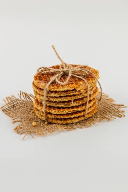 Yumuşak, altın karamel waffleları düzgünce istiflenir ve sicimle bağlanır. Ulusal karamel gününü kutlamak için harika bir ziyafet sunar..