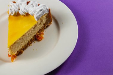 Lviv 'deki gece gökyüzü yumuşak bir parıltıyla sahneyi aydınlatan kabarık bulutlar arasında kısmen karanlık bir ayı barındırır. Huzurlu bir atmosfer, ay ışığı altında tarihi şehri sarar..