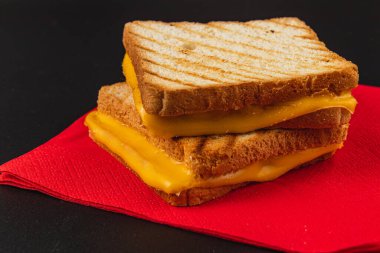 Eritilmiş peynir iki dilim kızarmış ekmek arasında mükemmel bir şekilde kızartılır, bu da kahvaltı, kahvaltı ya da öğle yemeği için ideal bir aperatif yaratır. Bu sandviç çok rahatlatıcı bir yemek..