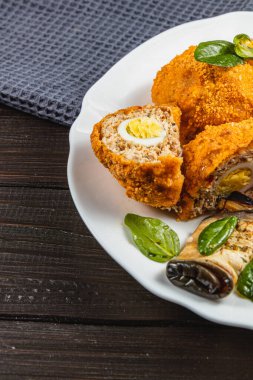 Kıyma ve yumurtayla dolu çıtır kraker tabağı. Taze otlar tabakayı süslüyor, kırsal ahşap arka plana biraz renk katıyor..