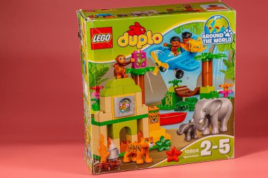 Renkli bir Duplo binasında kaplan ve fil gibi çeşitli hayvanların yanı sıra orman ve tekne gibi macera unsurları sergileniyordu. Genç inşaatçılar için mükemmel..