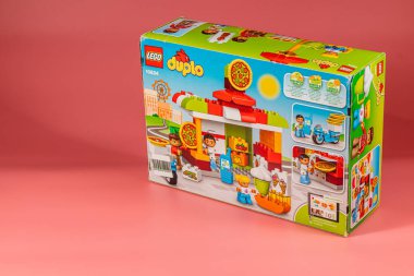 Küçük çocuklar için tasarlanmış eğlenceli bir pizza restoranı seti yaratıcılığı ve oyunu teşvik eder. Güzel motor beceriler ve yaratıcı hikaye anlatma için mükemmel..