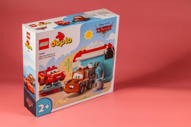 Lightning McQueen ve Mater 'ın yer aldığı renkli LEGO Duplo oyun seti, iki yaş ve üstü çocuklar için tasarlandı, yaratıcı oyun ve yaratıcılık için ideal..