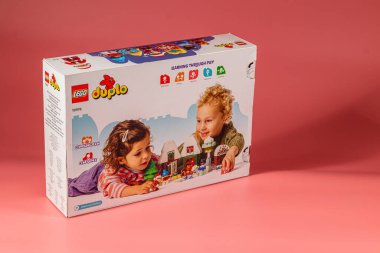 İki çocuk renkli bir yapı taşı setiyle yaratıcı bir oyun oynuyorlar. Bu canlı ambalaj, bu yaratıcı etkinliğin eğlence ve öğrenme potansiyelini vurguluyor.