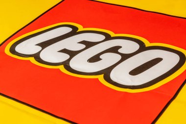 Parlak sarı arkaplan, geniş renkli bir lego logosu belirgin bir şekilde sergileniyor. Canlı renkler oyun ve yaratıcılığa dikkat çekiyor ve cezbediyor..
