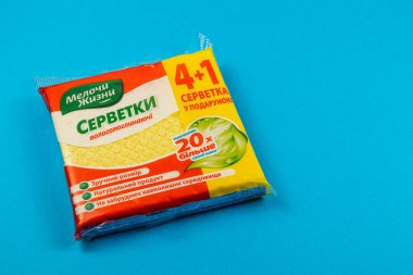 Lviv Ukrayna 04.02.25 Parlak mavi arka planda bir paket sarı çok amaçlı peçete sergilenerek, emme kalitesini ve değer teklifini dört artı bir ücretsiz olarak destekliyor.
