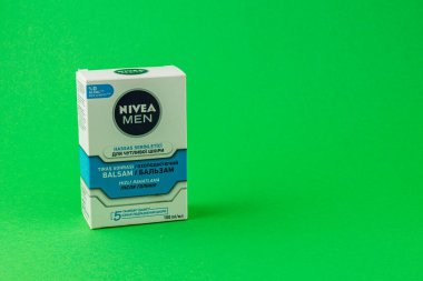 24.03.25 Lviv Ukrayna. Beyaz ve mavi bir erkek derisi merhemi kutusu, modern tasarımı ve çarpıcı ürün detaylarını gözler önüne serer..