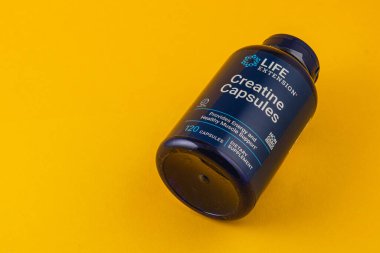 24.03.25 Lviv Ukrayna parlak sarı arka plan enerji seviyelerini desteklemek ve fitness meraklıları için sağlıklı kas fonksiyonlarını desteklemek üzere tasarlanmış bir kreatin kapsülü içerir..