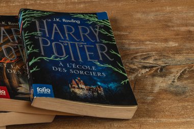 25.03.25 Lviv Ukrayna Bu büyüleyici Harry Potter kitabı koleksiyonu Bulgar kitaplarıyla birlikte Hogwarts 'ın büyüsünü büyüleyici aksesuarlar ve aksesuarlarla kutlayan bir Fransızca baskısını içeriyor..