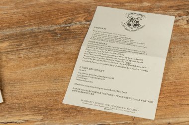25.03.25 Lviv Ukrayna. Harry Potter temalı aksesuarlar koleksiyonu. Mektuplar, kitaplar ve Hogwarts üniforma rehberi de dahil. Büyülü dünyanın ve büyüleyici bilginin hayranları için mükemmel..