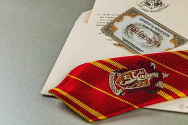 25.03.25 Lviv Ukrayna A koleksiyonu Gryffindor kravatlı, Hogwarts 'a yazılmış bir mektup ve Platform' a bir bilet. Büyücülük dünyasının hayranları için mükemmel..