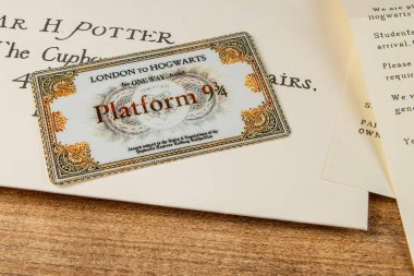 25.03.25 Lviv Ukrayna A koleksiyonu Gryffindor kravatlı, Hogwarts 'a yazılmış bir mektup ve Platform' a bir bilet. Büyücülük dünyasının hayranları için mükemmel..