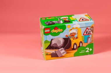 03.26.25 Lviv Ukrayna. İçinde iki yaşından büyük çocuklar için tasarlanmış, yaratıcı oyun ve yaratıcılığı teşvik eden bir araç ve aksesuar bulunan parlak bir oyuncak kutusu..