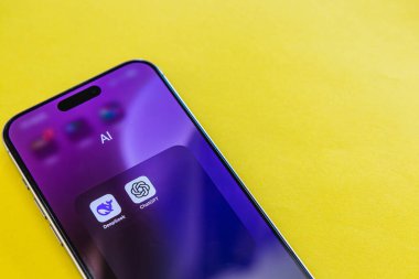 03.26.25 Lviv Ukrayna iki yapay zeka uygulamasını gösteren bir akıllı telefon ekranının yakın görüntüsü. Renkli sarı arka plan teknolojinin modern dijital temasını geliştiriyor.