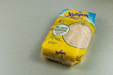 Lviv Ukrayna 04.02.25 bir paket uzun tahıllı pirinç pürüzsüz bir yüzeyde çeşitli yemeklerde kullanılmaya hazırdır. Bu çok yönlü malzeme her zaman yemek için mükemmeldir..
