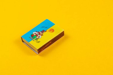 Lviv Ukrayna 04.02.25 Küçük, canlı bir çizgi roman kapağında neşeli tasarım ve renklerini gösteren çarpıcı sarı bir arka plana yerleştirilmiş oyuncu bir karakter içerir.