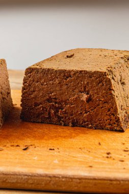 Ev yapımı tavuk ciğeri ezmesi ahşap bir kesme tahtasına oturmuş pürüzsüz dokusunu ve zengin rengini sergiliyor. Bir gurme aperatifi için mükemmel, lezzet ve tatmayı davet eder..