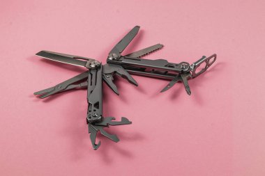 Lviv Ukrayna 04.02.25 Bu çoklu araç, açık ve kapalı görevler için çok yönlülüğünü gösteren çeşitli bıçak ve araçlara sahiptir..