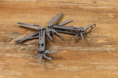 Lviv Ukrayna 04.02.25 Kırsal ahşap bir yüzey üzerinde, kesme, kavrama ve dikme gibi çeşitli fonksiyonlarını gösteren sağlam bir çoklu araç görüntülenir. Açık hava aktiviteleri için ideal.