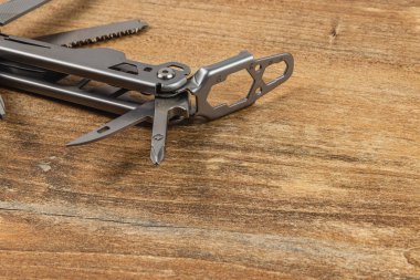 Lviv Ukrayna 04.02.25 Tahta bir yüzey üzerinde, keskin bıçağı, tornavidayı ve açık hava maceraları ve onarım için diğer pratik işlevleri vurguluyor.